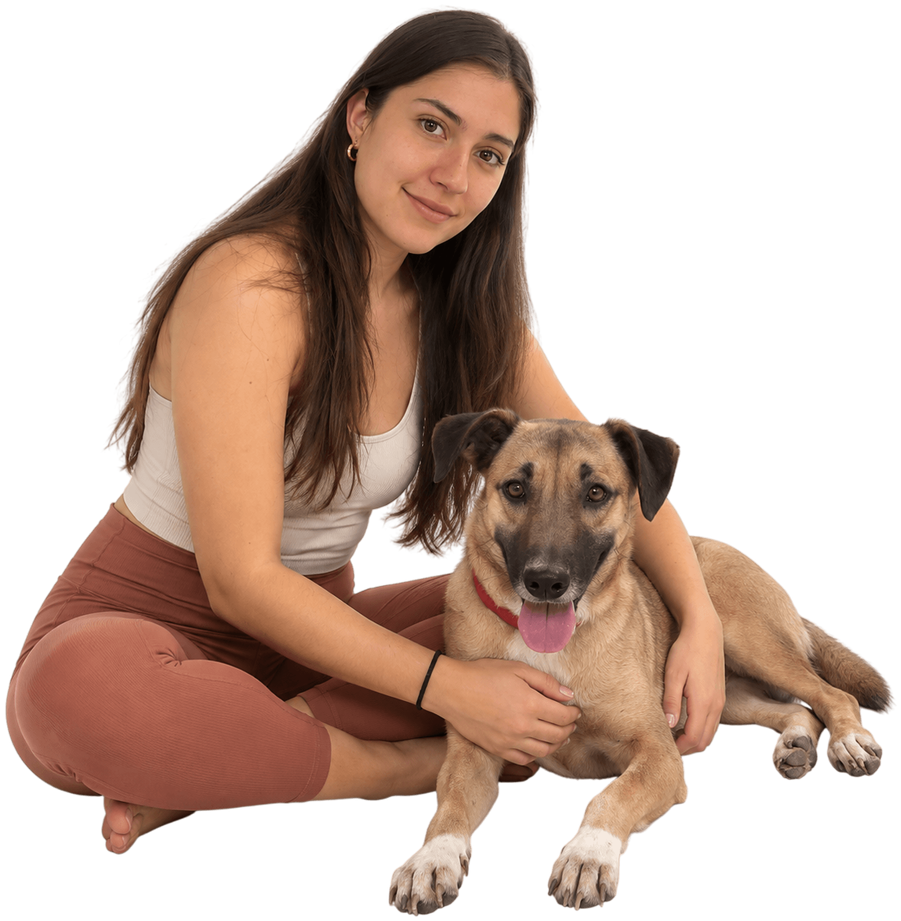 Alba sentada en el suelo abrazando a un perro, los dos mirando a cámara